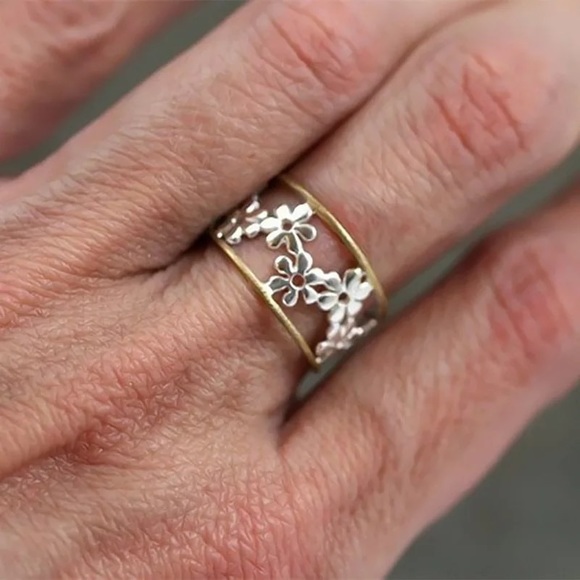 Daisy Antique Silver and Gold Adjustable Ring - Picture 2 of 9